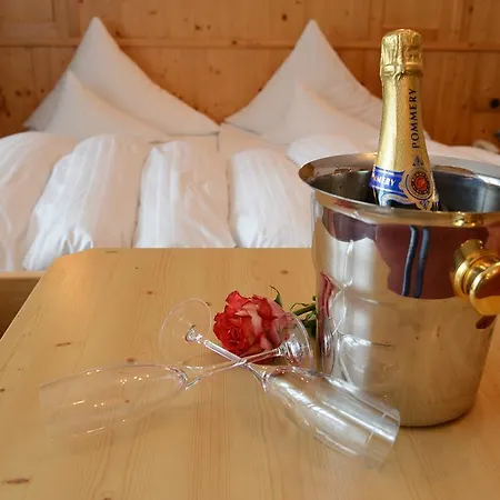 Quality Hosts Arlberg Garni Mössmer Hotel 4*