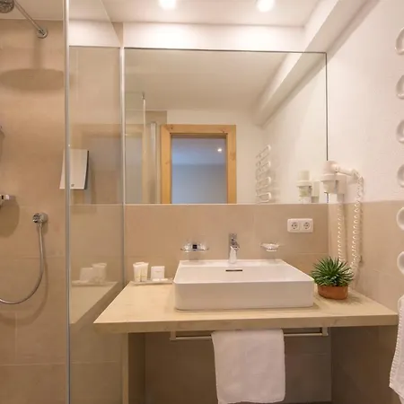 Quality Hosts Arlberg Garni Mössmer 4*